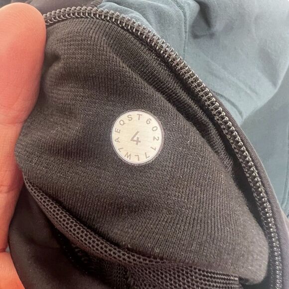 LuluLemon Hottie Hot Shorts Submarine Black Size 4 Workout Gym Sporty Exercise - Picture 6 of 8